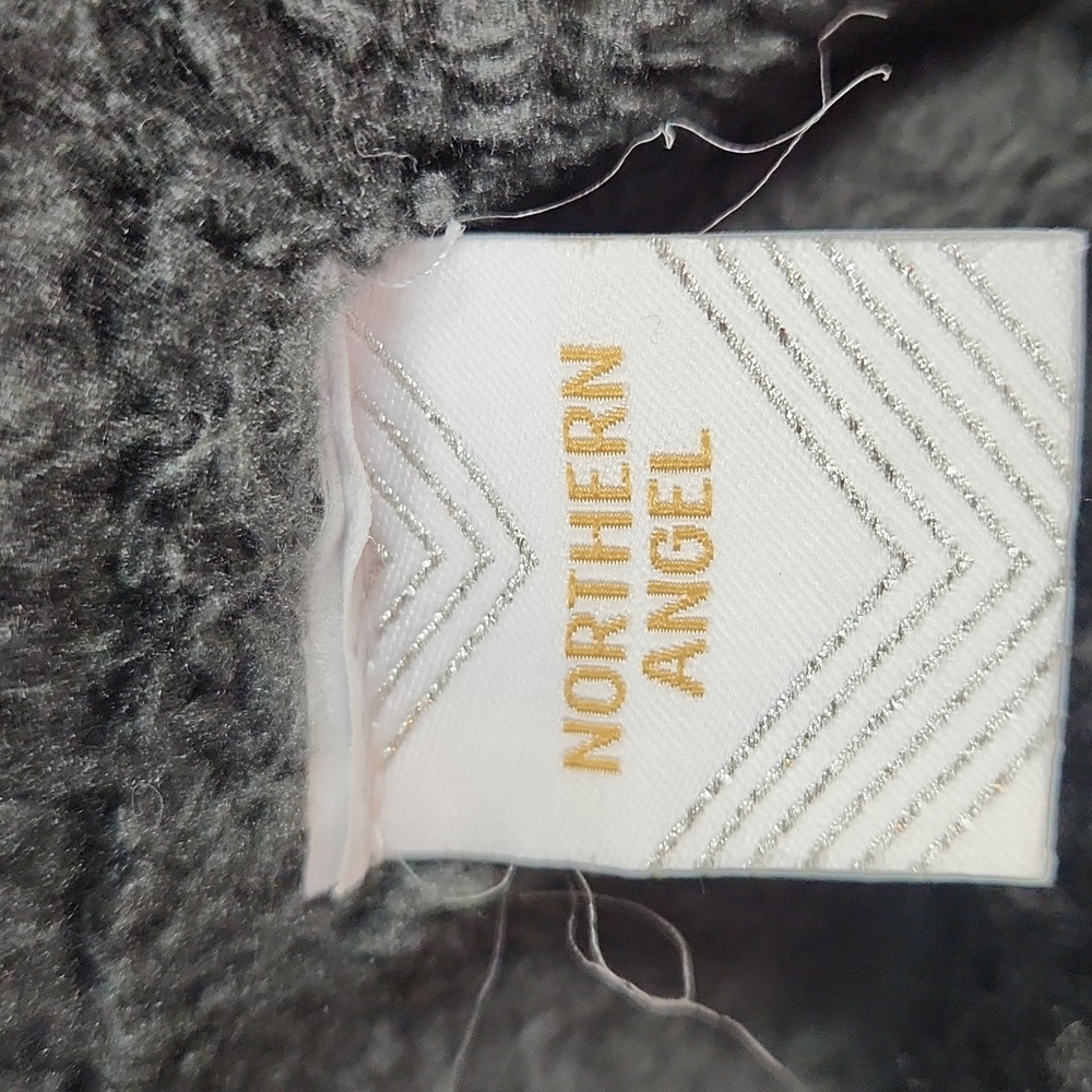 Winter Cape Black & White - image 4